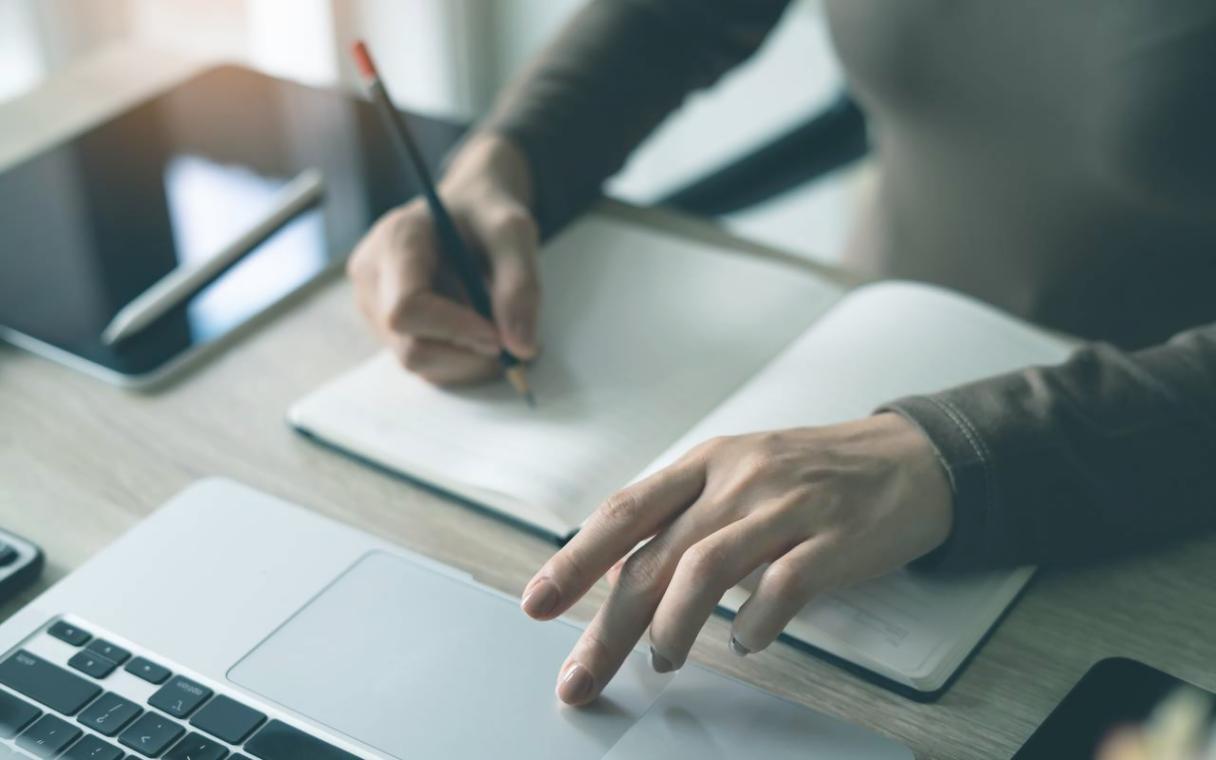 Arbeitsbereich mit digitalen Lernmaterialien